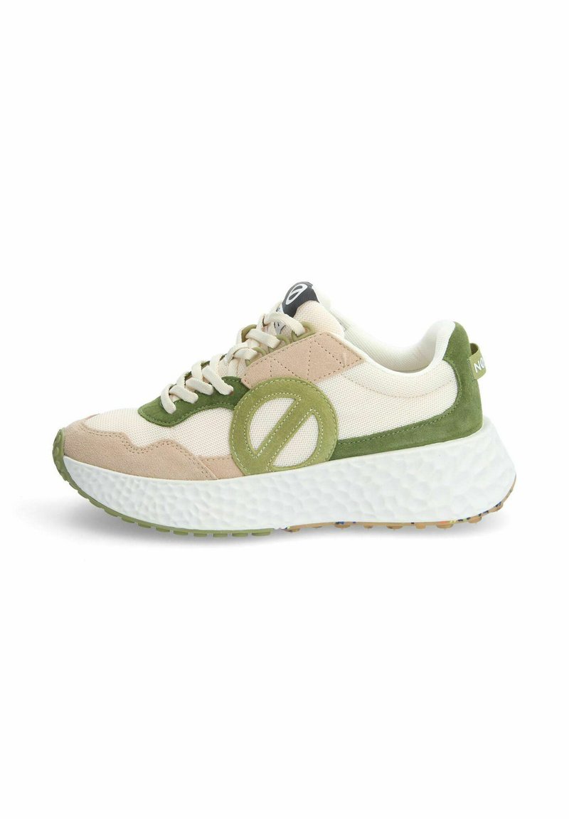 Sneaker con una combinazione di colori beige e verde, materiale in rete e suede, punta arrotondata, dettaglio del logo prominente e suola bianca texturizzata.