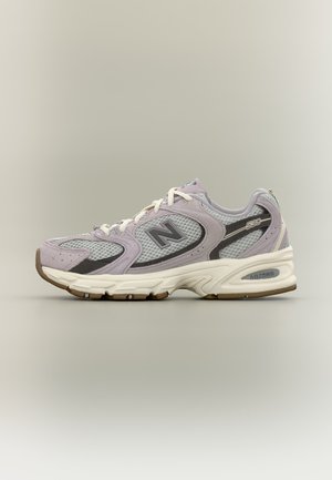 Ανοιχτό μοβ και γκρι αθλητικό παπούτσι New Balance με λευκά κορδόνια και λευκή ενισχυμένη σόλα ABZORB.