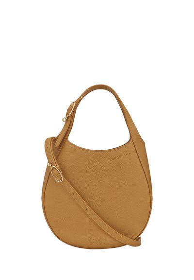 Senfgelbe Lederhandtasche mit einer runden Silhouette, einem kurzen Griff und einem langen verstellbaren Riemen. Verfügt über dezente geprägte Markenzeichen.