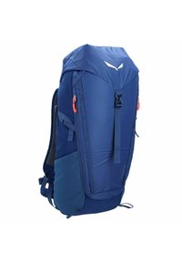 Sac à dos bleu marine avec un design texturé, des compartiments zippés, des accents en maille et des accessoires orange. Il dispose de bretelles rembourrées et de poches latérales.