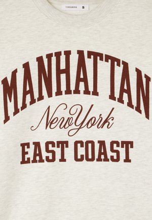 Jasnoszara bluza z wyrazistym bordowym napisem: "MANHATTAN NEW YORK EAST COAST" w różnych stylach i rozmiarach czcionek.