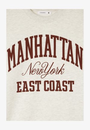 Jasnoszara bluza z wyrazistym bordowym napisem: "MANHATTAN NEW YORK EAST COAST" w różnych stylach i rozmiarach czcionek.