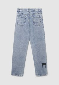 Jeans in denim azzurro chiaro con taglio dritto, caratterizzati da una toppa consumata e due tasche posteriori. Il tessuto presenta una texture leggermente sbiadita.