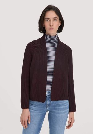 Burgunderfarbener Strickcardigan mit offenem Front, gerippter Textur und langen Ärmeln über einem gestreiften Rollkragenpullover, kombiniert mit hellblauen Jeans.