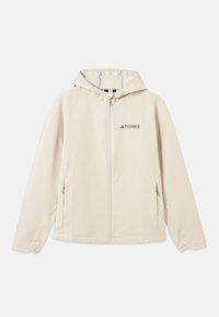 Giacca impermeabile beige chiaro con cappuccio, zip frontale completa, due tasche laterali e un logo sul petto sinistro. Texture liscia, design casual.