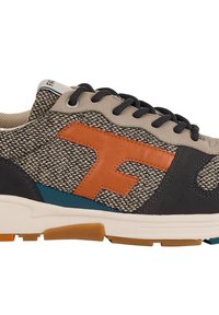 Sneaker con una toma a trama beige, accenti in pelle marrone, dettagli blu scuro e una suola bianca con accenti arancioni e teal.