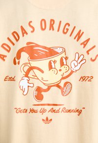 adidas Originals COFFEE CLUB TEE - T-shirts print - sand strata