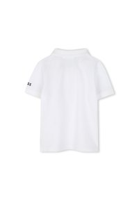 Witte polo met korte mouwen en een geribbelde kraag. Heeft zwarte letters op de linker mouw. Zachte, gladde stoftextuur.