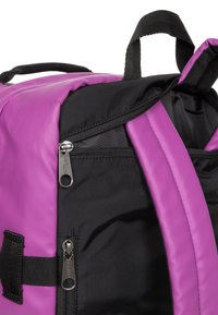 Plecak w czarno-fioletowym wzorze, wykonany z trwałego materiału. Szczegóły to gładki zamek błyskawiczny oraz kontrastowe akcenty kolorystyczne.