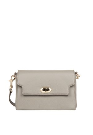 Jasnoszara skórzana torebka na ramię z złotym zamkiem na przekręcanie i odpinanym paskiem na ramię, na białym tle.