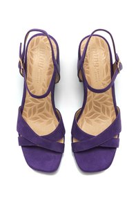 Sandali in suede viola con punta aperta, design a strap incrociato e cinturino alla caviglia. Presentano una soletta in pelle marrone chiaro texturizzata.