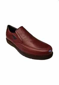 Zapato de piel burgundy sin cordones con un acabado suave, punta redondeada y costuras sutiles. Cuenta con una suela de goma oscura.