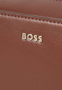 BOSS LIRIEL CROSSBODY - Axelremsväska - brown