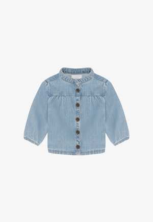 Lichtblauwe spijkerjas met lange mouwen, ronde kraag en zes bruine knopen aan de voorkant. Gerimpelde details bij de schouders.