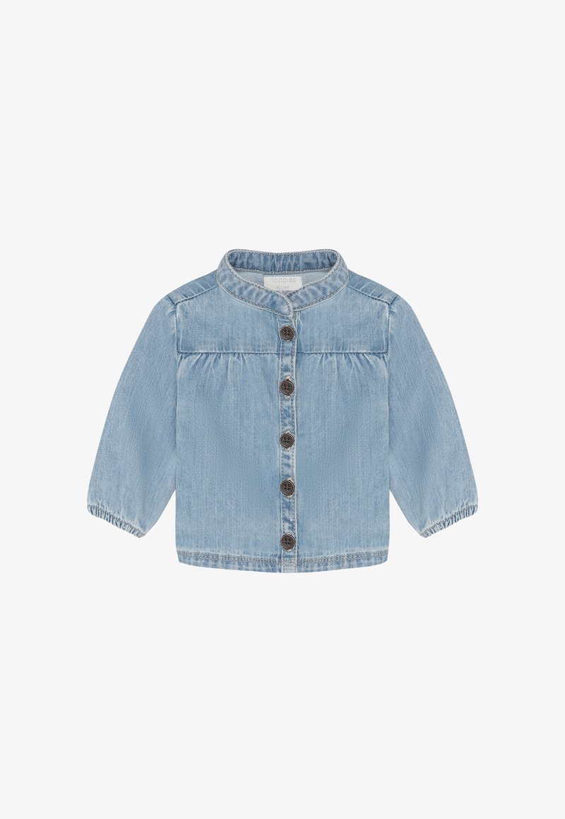 Hellblaue Jeansjacke mit langen Ärmeln, rundem Kragen und sechs braunen Knöpfen entlang der Vorderseite. Raffdetails an den Schultern.