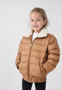 Chaqueta acolchada marrón con cuello de borrego, cierre de cremallera y bajo elástico. Presenta paneles cosidos para aislamiento y dos bolsillos laterales.