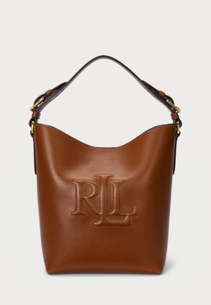 Sac seau en cuir marron avec logo "RLL" embossé à l’avant et bandoulière réglable marron foncé avec ferrures dorées.