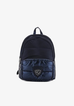Zaino blu navy con sezione inferiore imbottita e trapuntata. Presenta chiusure con zip, spallacci regolabili e una patch con logo frontale decorata con strass.