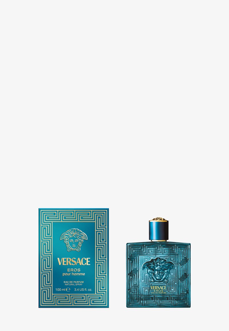 Parfum Versace Eros pour homme, 100 ml. Flacon en verre bleu clair avec détails texturés et bouchon doré. La boîte présente un motif géométrique bleu et or.