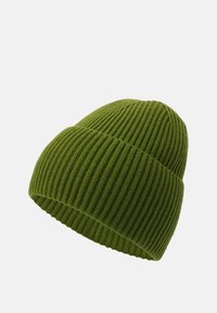 Gorro de punto acanalado verde con forma redondeada y dobladillo, hecho de una tela suave. Presenta rayas verticales en todo el diseño.