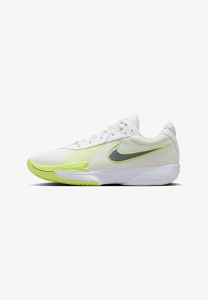 Hvid atletisk sko med en struktureret overdel, der har en limegrøn sål og detaljer samt et gråt Nike-logo på siden.