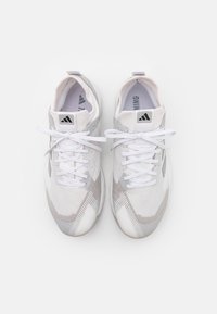 Scarpe da corsa Adidas bianche con accenti grigio chiaro, presentano una tomaia testurizzata, una suola ammortizzata e lacci bianchi piatti.