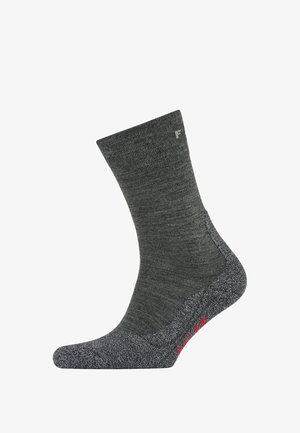 Graue Socke aus einer Materialmischung, mit glatter Textur, geripptem oberen Teil, verstärkter Ferse und roten Brandingdetails am Knöchel.