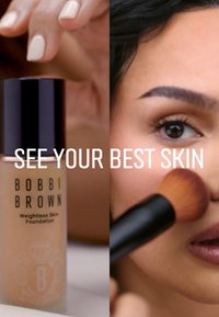 Bobbi Brown Weightless Skin Foundation, beżowa butelka z czarną nakrętką, obok zbliżenie modelki aplikującej podkład pędzlem.