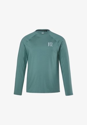 Camicia a maniche lunghe in tessuto teal con colletto rotondo, maniche raglan e un logo bianco sul petto. Tessuto morbido e design leggero.