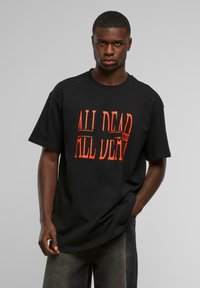 Sort bomulds t-shirt med fed orange tekst "ALL DEAD" med et slidtegnseffekt. Korte ærmer, afslappet pasform og rund hals.