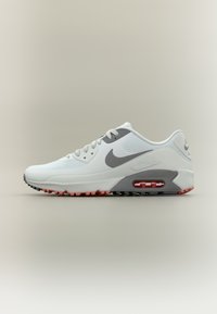 Λευκό και γκρι παπούτσι Nike Air Max με κόκκινες λεπτομέρειες στη σόλα και ορατή μονάδα αερόσακου, πλευρική όψη σε ουδέτερο φόντο.