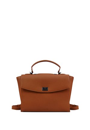 Braune Lederhandtasche mit Tragegriff oben, Vorderklappe und Metallverschluss vor weißem Hintergrund.
