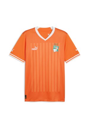 Orange fodboldtrøje med lodrette striber, V-hals design, hvid krave og Puma-logo. Har et grønt emblem med tre stjerner på brystet.
