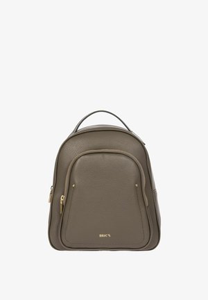 Sac à dos en cuir marron avec un design arrondi, surface texturée, poche zippée à l'avant, quincaillerie en ton doré, et poignée supérieure pour le transport.