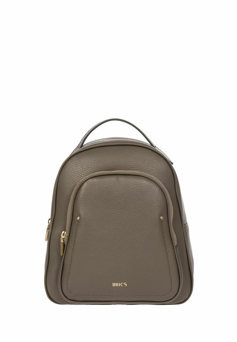 Sac à dos en cuir marron avec un design arrondi, surface texturée, poche zippée à l'avant, quincaillerie en ton doré, et poignée supérieure pour le transport.