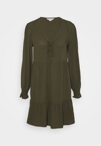 Vestido verde oliva con un patrón texturizado, escote en V, detalle de lazo con cuentas, mangas largas abullonadas y un dobladillo acampanado con volantes.