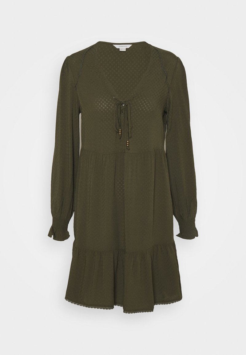 Vestido verde oliva con un patrón texturizado, escote en V, detalle de lazo con cuentas, mangas largas abullonadas y un dobladillo acampanado con volantes.