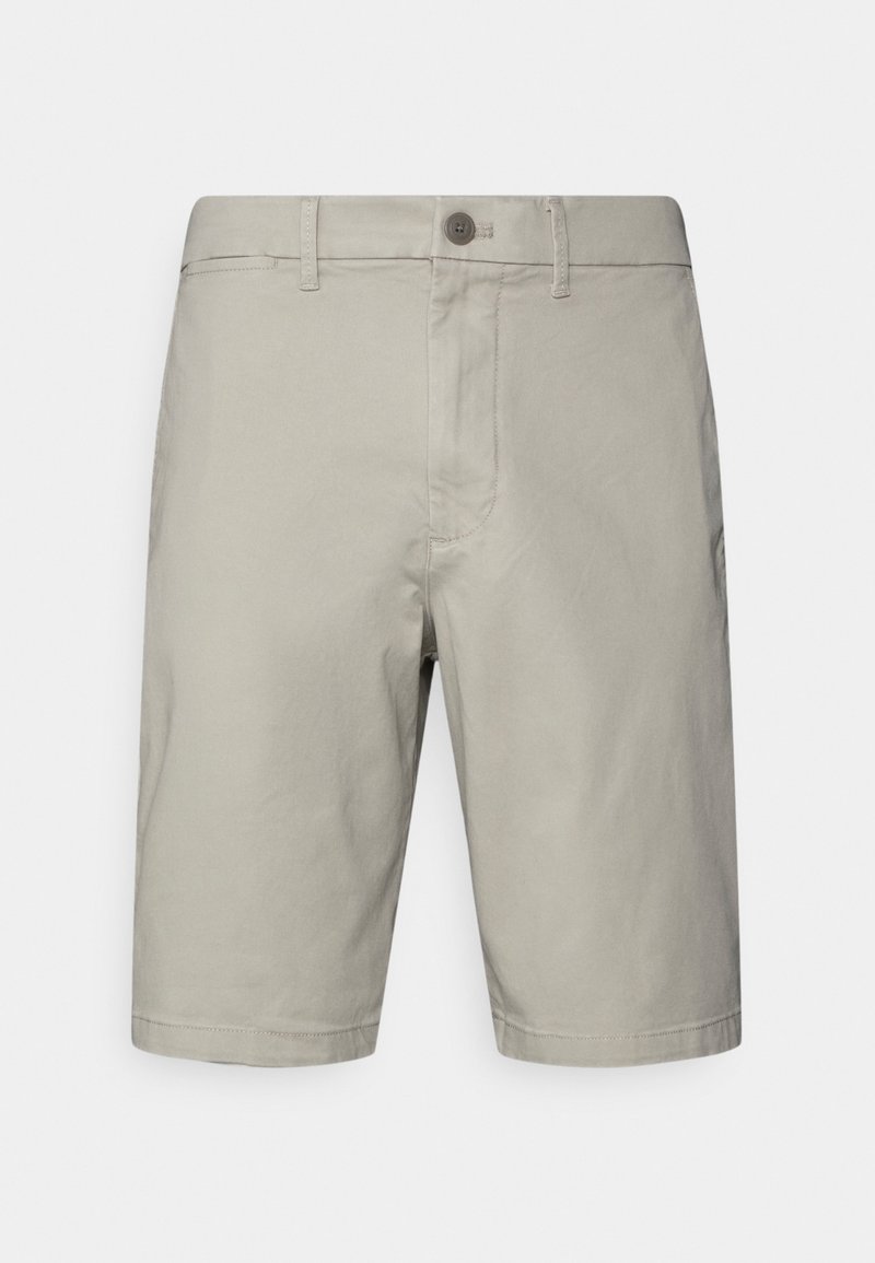 Short beige clair mi-long jusqu'aux genoux avec fermeture par bouton, passants pour ceinture et poches avant, présenté sur un fond uni.