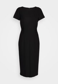 Robe noire ajustée longueur genou avec manches courtes, col rond et détails froncés à la taille, présentée sur fond blanc.