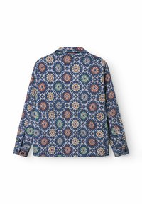 Langärmliges Hemd mit blauem Hintergrund, das ein florales Muster in Rot, Grün und Creme aufweist. Mit Kragen und Knopfmanschetten.