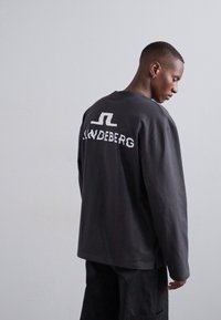 J.LINDEBERG WALSH POCKET TEE - Topper langermet - washed black