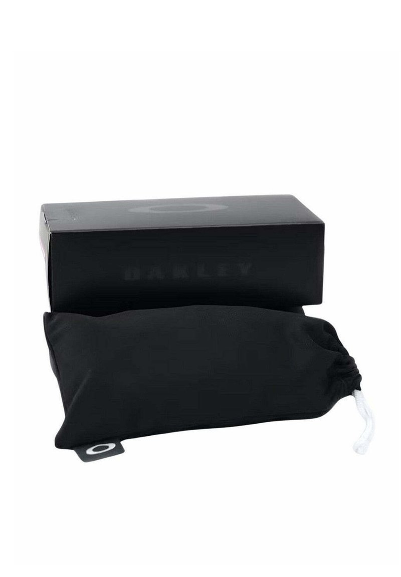 Pochette à cordon noir en tissu doux, placée à côté d'une boîte noire avec "OAKLEY" imprimé en lettres foncées sur le devant.