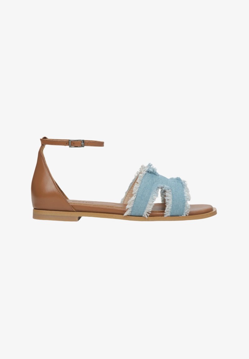 Braune Lederflachsandale mit ausgefransten Denim-Riemen, Offene-Toe-Design, verstellbare Knöchel-Schnalle und hellbrauner Sohle.