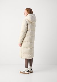 Marc O'Polo PUFFER COAT WITH HOOD SIDE SLITS WITH ZIPPER WELT POCKETS BACKPACK BELTS - Dūnu mētelis - stony sand