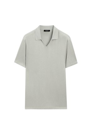Světle šedé polo tričko s krátkými rukávy, s plochým límcem a malým výstřihem do V, zobrazené na bílém pozadí.