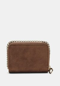 Braune Wildleder-Geldbörse mit goldener Kettenverzierung, rechteckiger Form, glatter Textur und Reißverschluss. Kompaktes Design zur Aufbewahrung von Essentials.