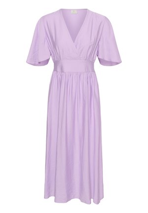 Robe portefeuille lilas avec col en V, manches courtes larges, taille cintrée et longue jupe fluide en tissu léger.