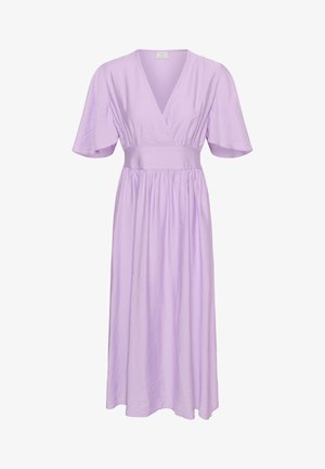 Lys lilla slå-om kjole med V-udskæring, korte vide ærmer, taljeret pasform og lang, flydende nederdel lavet af letvægtsstof.