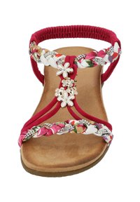 Rosa sandaler med en flätad blomsterrem i silvernyans och tre dekorativa vita blomdekorationer. Falsk mocka fotbädd.