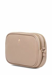 Skórzana torba w kolorze tan o prostokątnym kształcie, z złotym zamkiem błyskawicznym i dyskretnym logo. Gładka tekstura z czystym, minimalistycznym designem.